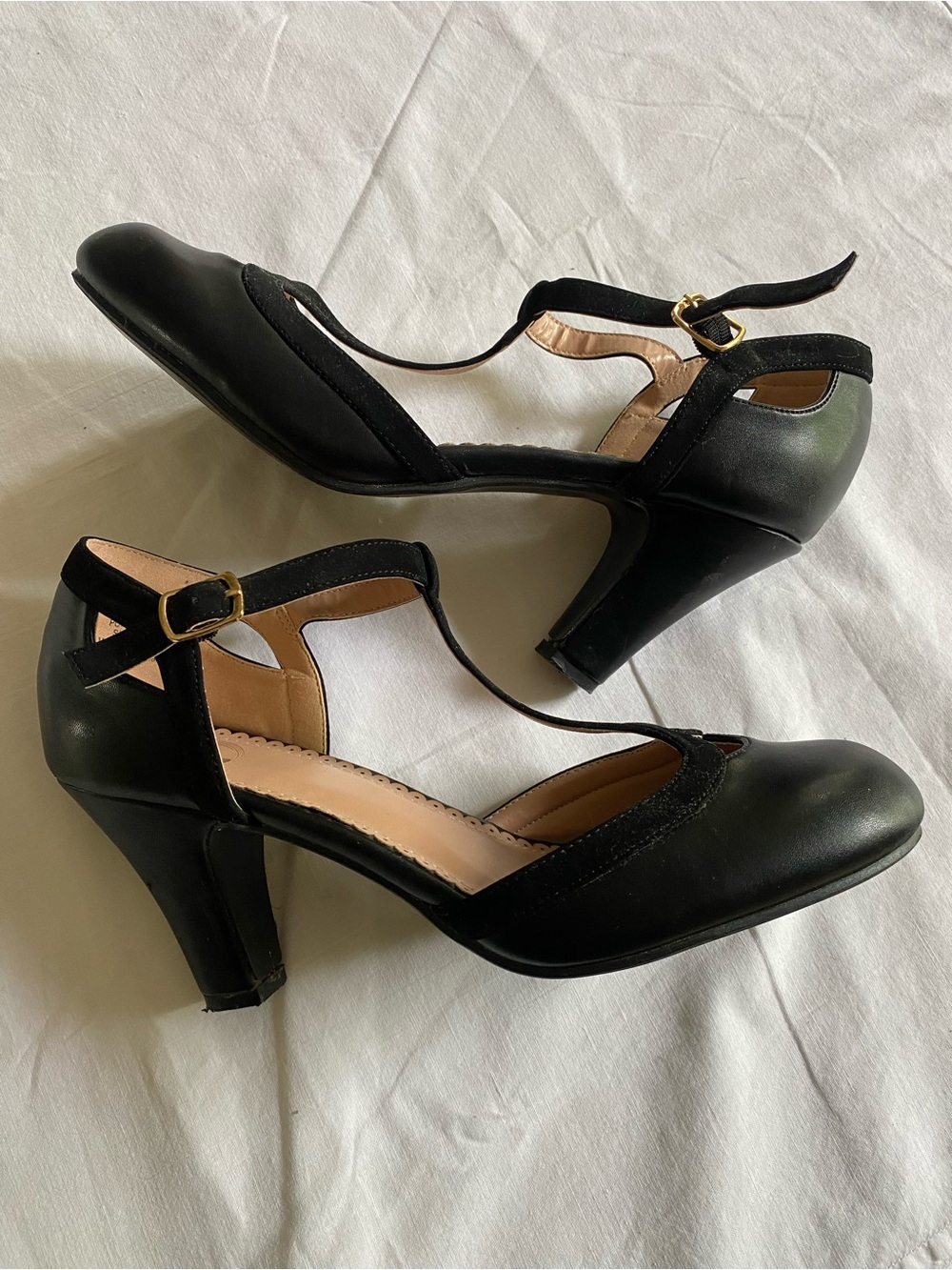 Journee Collection Black T-Strap Scalloped Pump